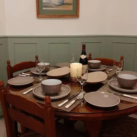 Central, Quiet And Comfortable Apartamento